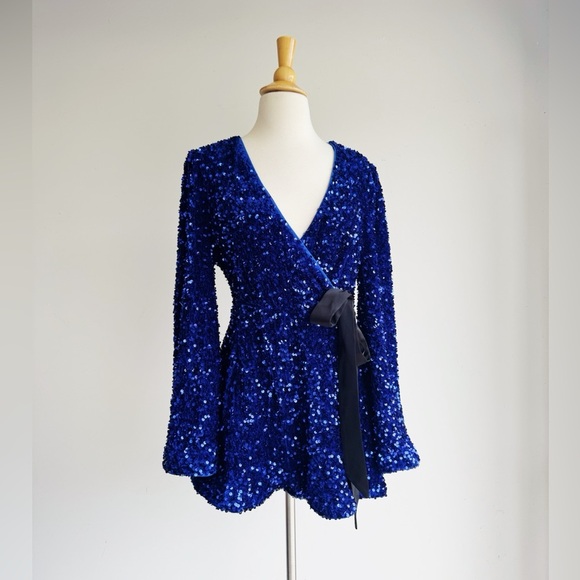 UNIQUE 21 Surplice Neck Bell Sleeve Blue Sequin Romper M - Picture 2 of 10